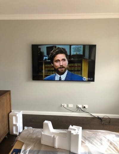 smart tv, wall mounted
